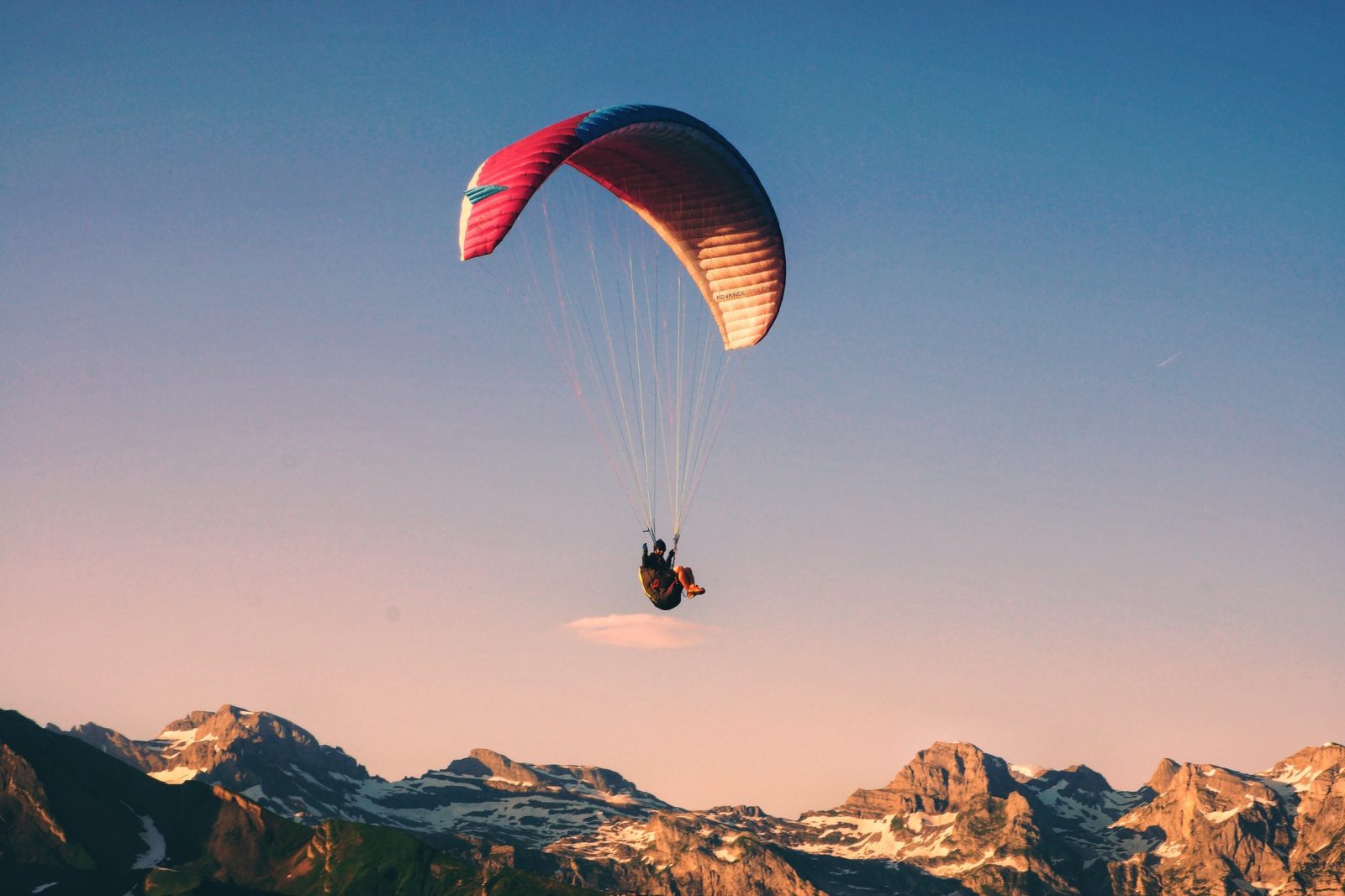 paragliding-photo-live-life-to-the-fullest-sport-hobby--e1655954832818